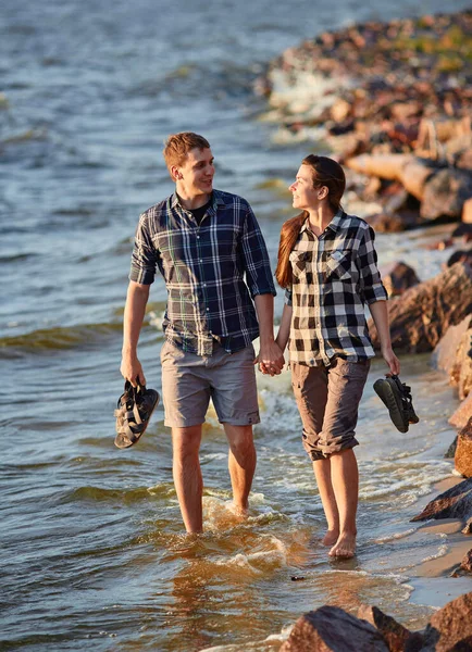 Pareja Feliz Lago Campo — Foto de Stock