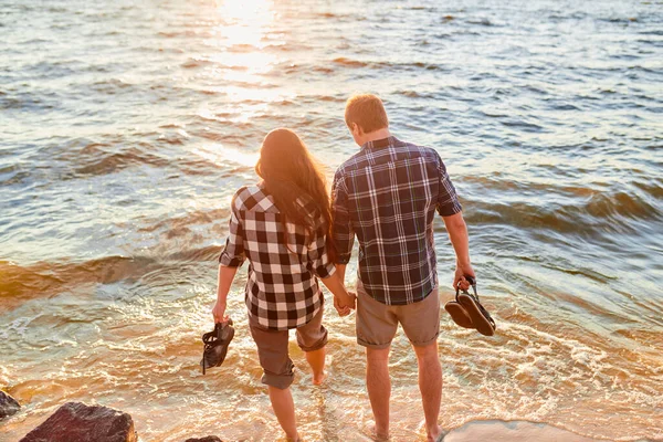 Pareja Caminando Playa Atardecer — Foto de Stock