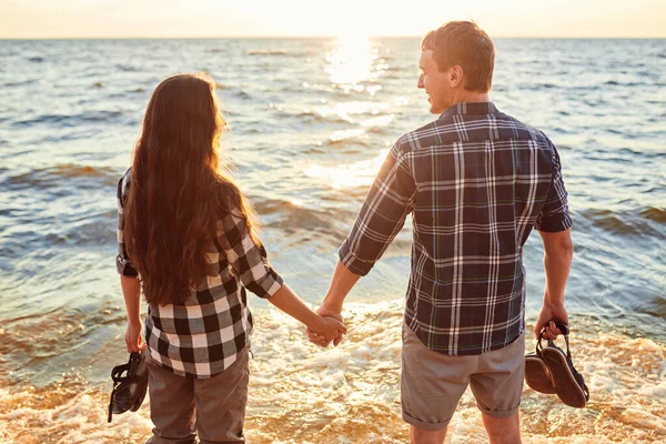 Feliz Pareja Caucásica Moda Enamorada Tomados Mano Caminando Por Costa — Foto de Stock