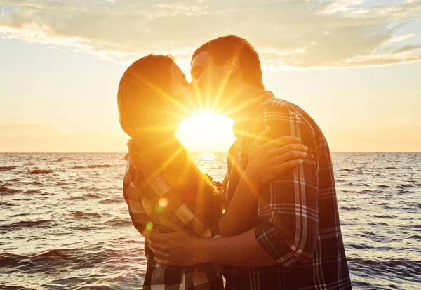 Pareja Feliz Lago Campo —  Fotos de Stock