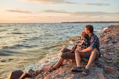 Genç çift kumlu sahilde eğleniyor.