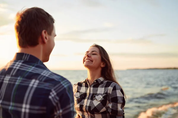 Pareja Joven Divirtiéndose Una Costa Arenosa — Foto de Stock