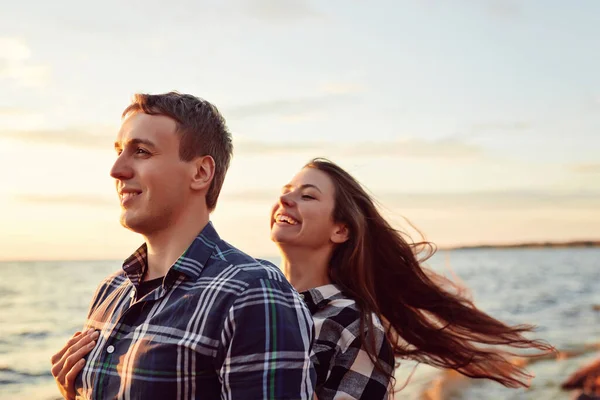 Pareja Joven Divirtiéndose Una Costa Arenosa — Foto de Stock