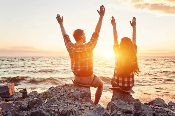 Joven Pareja Silueta Una Playa Mar Fondo Del Atardecer — Foto de Stock