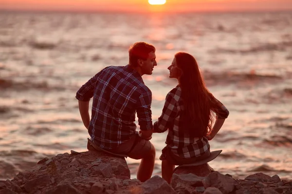 Pareja Feliz Lago Campo — Foto de Stock