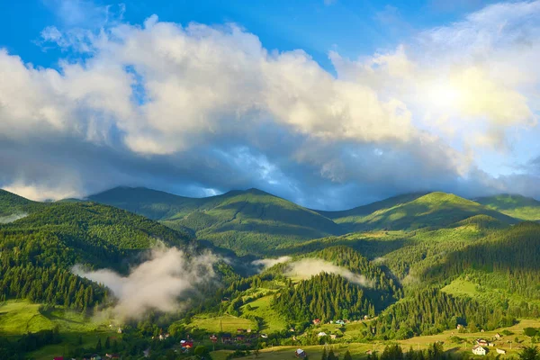 Magnifique Lever Soleil Brumeux Dans Les Montagnes Des Carpates Charmant — Photo