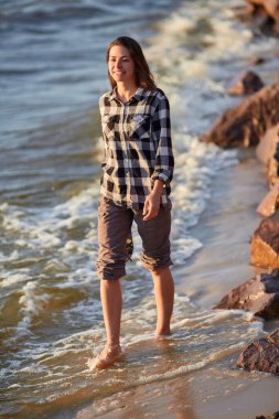 Adam ve kadın doğa gezintisindeler. Aşk ve aşk. Günbatımında öpüşmek.