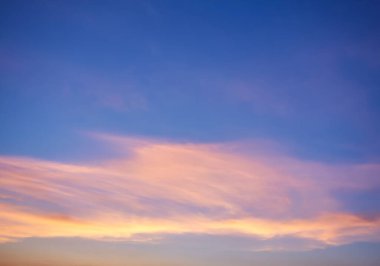 Soyut doğa geçmişi. Dramatik ve karamsar pembe, mor ve mavi bulutlu gün batımı gökyüzü