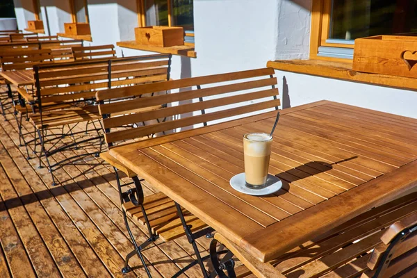 Glas Kopp Latte Kaffe Träbordet — Stockfoto