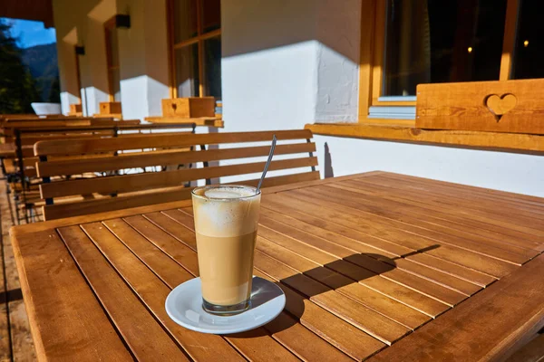 Glas Kopp Latte Kaffe Träbordet — Stockfoto