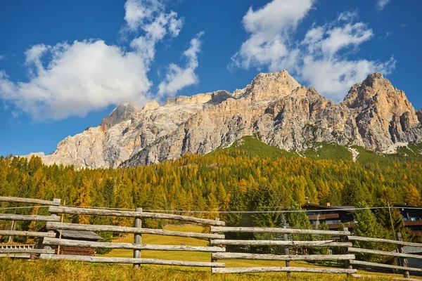 Atemberaubende Alpine Landschaft Bei Strahlendem Sonnenschein Almwiese Und Straße Hintergrund — Stockfoto