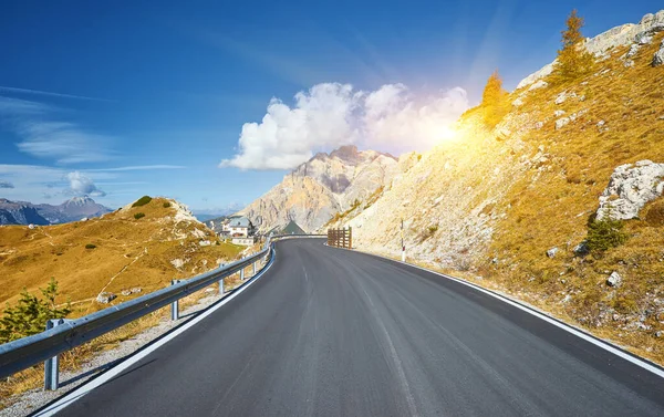 Sonbahar sabahı Dolomitler dağ manzarası. Barışçıl Valparola Yolu Manzarası, Belluno, İtalya. Resimli seyahat, mevsimlik ve doğa güzelliği konsepti..