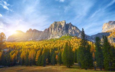 Güzel İtalyan Dolomitleri bir sonbahar günü