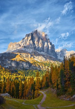 Falzarego 'dan görülen Tofane dağlarının manzarası Dolomitler, İtalya' da sonbahar manzarası. Dağlar, köknar ağaçları ve hepsinden önemlisi, tipik sarı sonbahar rengini alan, renk değiştiren tarlalar.