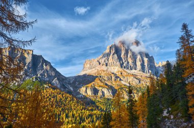 Güzel İtalyan Dolomitleri bir sonbahar günü