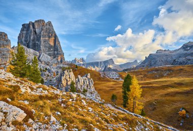 Alp kızıl sonbahar sabahı, Passo Falzarego, Cinque Torri, Tofana, Cortina d 'Ampezzo, Belluno, Trento, Trento-Alto Adige, Dolomites Italy
