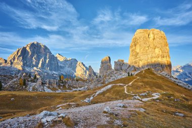 Cinque Torri dağı, Dolomites dağının güzel sonbahar renkleri arka planda Tofana zirvesi vadide Cortina D 'Ampezzo şehri, İtalya, Avrupa