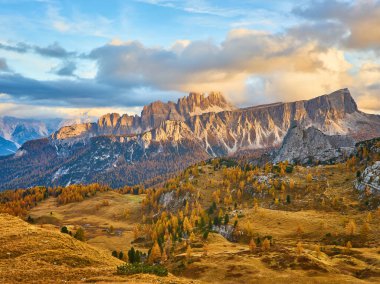 Cortina d 'Ampezzo, Dolomites, İtalya' da sonbahar pomagagnon zirveleri, renkli güzel ormanlar ve kayalıklar..