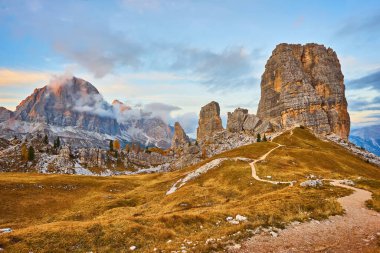 Alp kızıl sonbahar sabahı, Passo Falzarego, Cinque Torri, Tofana, Cortina d 'Ampezzo, Belluno, Trento, Trento-Alto Adige, Dolomites Italy