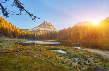 Lago Antorno 'nun sabah manzarası, Dolomitler, Alpler' in zirvesi, Misurina, Cortina d 'Ampezzo, İtalya' nın göl manzarası..