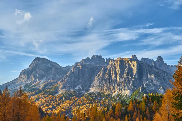 Falzarego Dan Görülen Tofane Dağlarının Manzarası Dolomitler Talya Sonbahar Manzarası — Stok fotoğraf