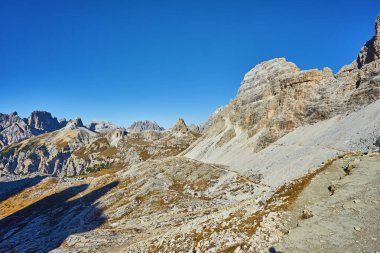 İtalya 'daki Tre Cime di Lavaredo' da sonbahar manzarası