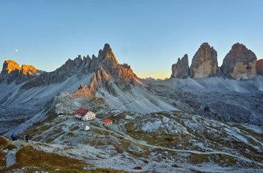 İtalya 'daki Tre Cime di Lavaredo' da sonbahar manzarası