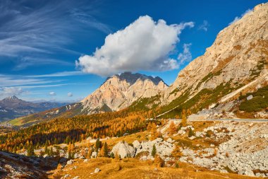 Sonbahar sabahı Dolomitler dağ manzarası. Barışçıl Valparola Yolu Manzarası, Belluno, İtalya. Resimli seyahat, mevsimlik ve doğa güzelliği konsepti..