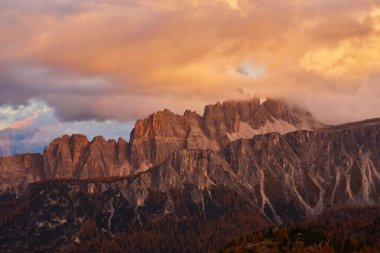 Cortina d 'Ampezzo, Dolomites, İtalya' da sonbahar pomagagnon zirveleri, renkli güzel ormanlar ve kayalıklar..
