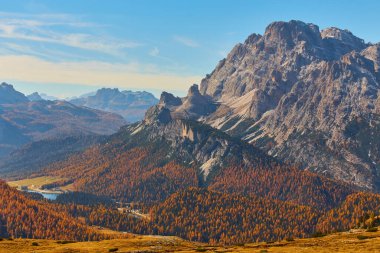 Dolomitlerdeki yüksek dağ kayalıkları. İtalya.