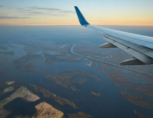 Ala Avião Voando Acima Das Nuvens Pessoas Olham Para Céu — Fotografia de Stock