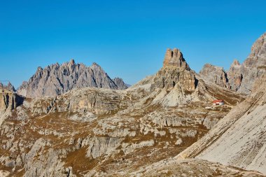İtalya 'daki Tre Cime di Lavaredo' da sonbahar manzarası