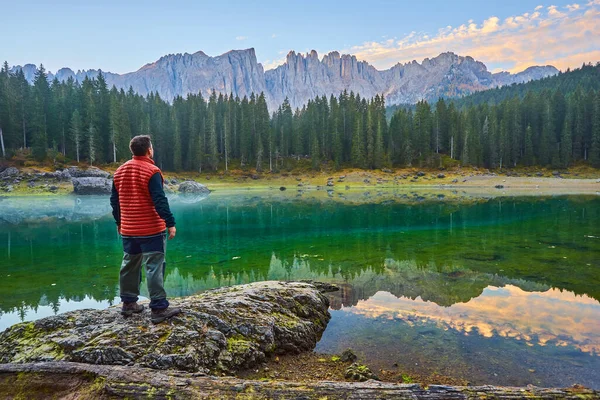 Hombre Está Parado Una Piedra Junto Lago Mirando Amanecer Sobre — Foto de Stock