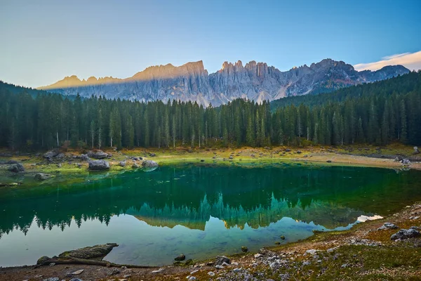 Lago Carezza Lago Carezza Karersee Con Monte Latemar Provincia Bolzano —  Fotos de Stock