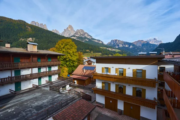 Pozza Fassa Itália Outubro 2018 Vista Rua Pequena Cidade Italiana — Fotografia de Stock