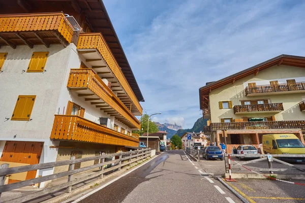 Pozza Fassa Itália Outubro 2018 Vista Rua Pequena Cidade Italiana — Fotografia de Stock