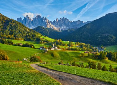 Dünyanın en ünlü dağlık yeri, Santa Maddalena köyü arkasında büyülü Dolomites dağları, Val di Funes vadisi, Trentino Alto Adige bölgesi, İtalya, Avrupa