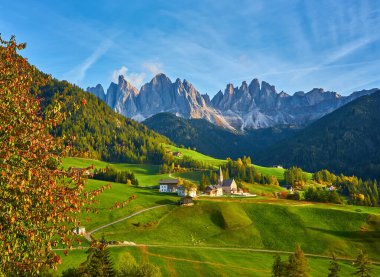 Dünyanın en ünlü dağlık yeri, Santa Maddalena köyü arkasında büyülü Dolomites dağları, Val di Funes vadisi, Trentino Alto Adige bölgesi, İtalya, Avrupa