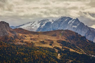 İtalyan Dolomities 'in güzel panoramik manzarası - sonbahar