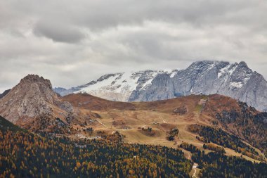 İtalyan Dolomities 'in güzel panoramik manzarası - sonbahar