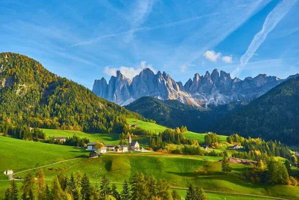 世界上著名的高山名胜 背景为迷人的白云石山脉的Santa Maddalena村 意大利Trentino Alto Adige地区 Val Funes山谷 — 图库照片