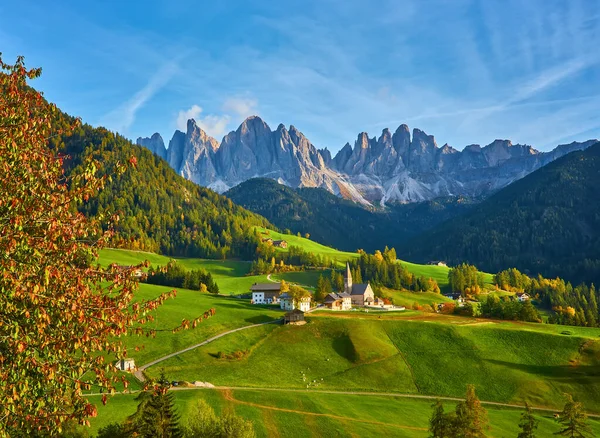 世界上著名的高山名胜 背景为迷人的白云石山脉的Santa Maddalena村 意大利Trentino Alto Adige地区 Val Funes山谷 — 图库照片