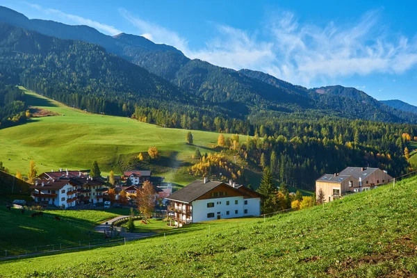 Increíble Paisaje Otoñal Pueblo Santa Maddalena Con Iglesia Árboles Coloridos —  Fotos de Stock