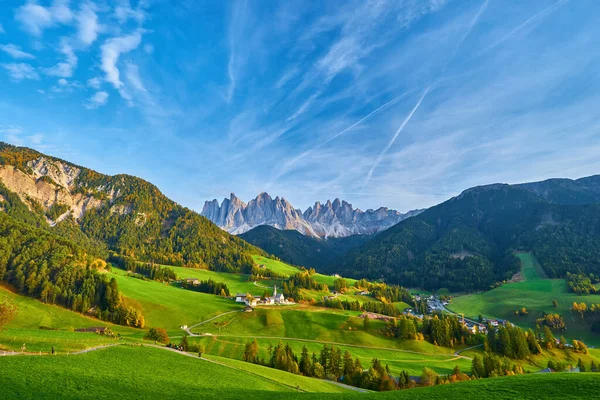 Tolle Herbstkulisse Dorf Santa Maddalena Mit Kirche Bunten Bäumen Und — Stockfoto