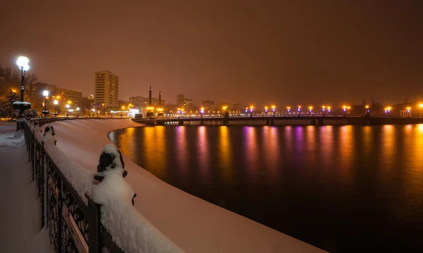 Říční promenády ve městě Doněck na zimní. — Stock fotografie