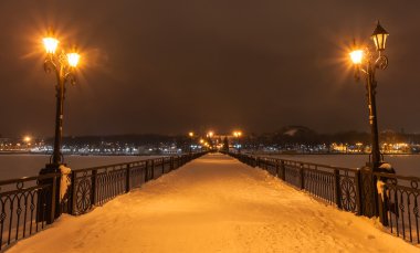 Karlı kış gece köprü şehir manzarası