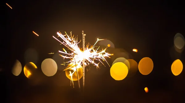 Wunderkerze und bunte Bokeh-Weihnachten — Stockfoto