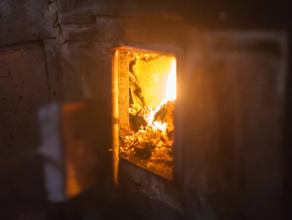 Cresta de la llama en la quema de madera — Foto de Stock