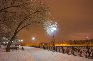 Donetsk şehir üzerinde bir kış nehir sahil.