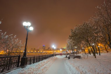 Donetsk şehir üzerinde bir kış nehir sahil.